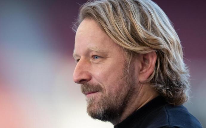 Sven Mislintat, Stuttgarts Sportdirektor, steht vor dem Spiel im Stadion. Foto: Tom Weller/dpa