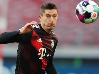 Robert Lewandowski ist nach 2015 bereits zum zweiten Mal zu Polens Sportler des Jahres gewählt worden. Foto: Tom Weller/dpa Robert Lewandowski ist nach 2015 bereits zum zweiten Mal zu Polens Sportler des Jahres gewählt worden. Foto: Tom Weller/dpa