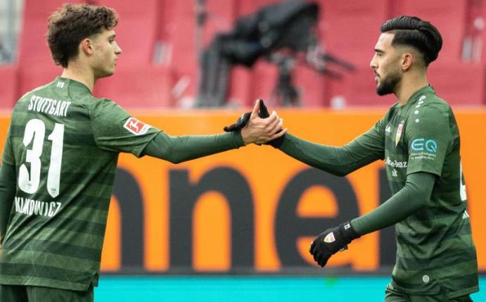 Stuttgarts Mateo Klimowicz (l) und Torschütze Nicolas Gonzalez jubeln über den Treffer zur 1:0-Führung in Augsburg. Foto: Matthias Balk/dpa