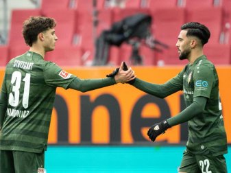Stuttgarts Mateo Klimowicz (l) und Torschütze Nicolas Gonzalez jubeln über den Treffer zur 1:0-Führung in Augsburg. Foto: Matthias Balk/dpa Stuttgarts Mateo Klimowicz (l) und Torschütze Nicolas Gonzalez jubeln über den Treffer zur 1:0-Führung in Augsburg. Foto: Matthias Balk/dpa