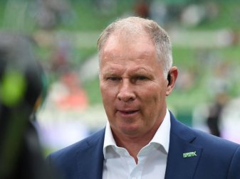 Stefan Reuter, Manager vom FC Augsburg, kritisiert die Elfmeterentscheidung, die zum Stuttgarter 1:0 führte. Foto: Carmen Jaspersen/dpa Stefan Reuter, Manager vom FC Augsburg, kritisiert die Elfmeterentscheidung, die zum Stuttgarter 1:0 führte. Foto: Carmen Jaspersen/dpa