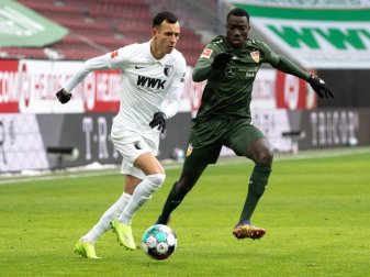 Augsburgs Iago (l) und Stuttgarts Silas Wamangituka im Zweikampf um den Ball. Foto: Matthias Balk/dpa Augsburgs Iago (l) und Stuttgarts Silas Wamangituka im Zweikampf um den Ball. Foto: Matthias Balk/dpa