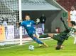 Daniel Didavi vom VfB Stuttgart setzt zum Torschuss an und trifft. Torwart Rafal Gikiewicz vom FC Augsburg kann den Ball nicht abwehren. Foto: Matthias Balk/dpa