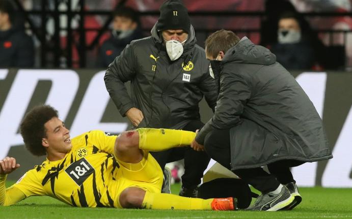 Dortmunds verletzter Mittelfeldspieler Axel Witsel 