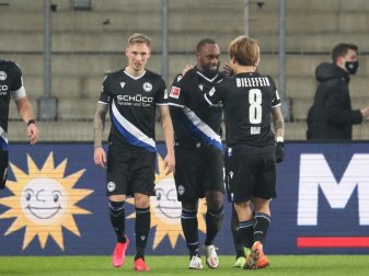 Erleichtert Dank eines Tores von Reinhold Yabo (2.v.r) kann Arminia Bielefeld die Abstiegsränge verlassen. Foto: Friso Gentsch/dpa Erleichtert Dank eines Tores von Reinhold Yabo (2.v.r) kann Arminia Bielefeld die Abstiegsränge verlassen. Foto: Friso Gentsch/dpa