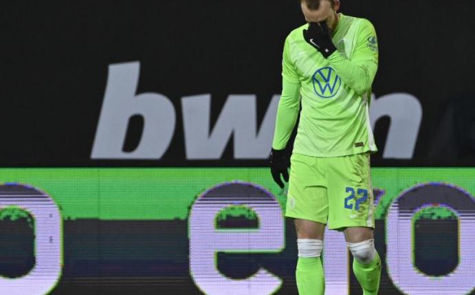 Wolfsburgs Maximilian Arnold geht nach einer roten Karte vom Platz. Foto: John Macdougall/AFP-Pool/dpa