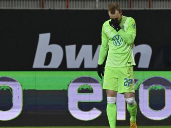Wolfsburgs Maximilian Arnold geht nach einer roten Karte vom Platz. Foto: John Macdougall/AFP-Pool/dpa Wolfsburgs Maximilian Arnold geht nach einer roten Karte vom Platz. Foto: John Macdougall/AFP-Pool/dpa