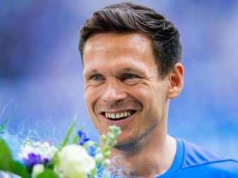 Hofft auf eine Schalker Serie im positiven Sinne: Sascha Riether. Foto: Rolf Vennenbernd/dpa Hofft auf eine Schalker Serie im positiven Sinne: Sascha Riether. Foto: Rolf Vennenbernd/dpa