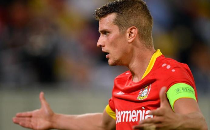Steht bei Bayer Leverkusen erstmals seit ziemlich genau einem Monat wieder in der Startelf: Lars Bender. Foto: Marius Becker/dpa