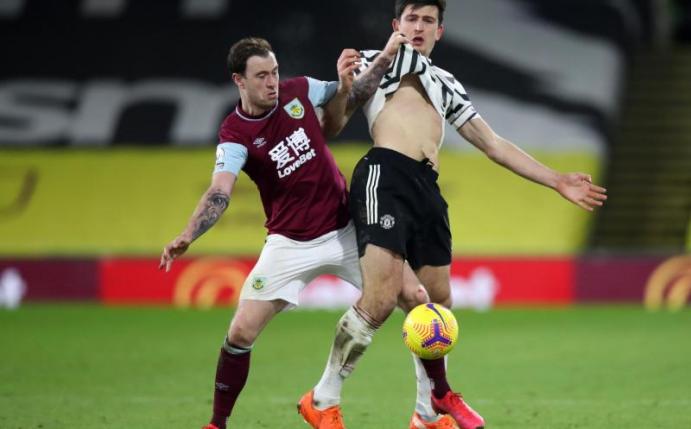 Burnleys Ashley Barnes (l) und Manchester Uniteds Harry Maguire kämpfen um den Ball. Foto: Clive Brunskill/PA Wire/dpa