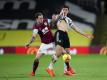 Burnleys Ashley Barnes (l) und Manchester Uniteds Harry Maguire kämpfen um den Ball. Foto: Clive Brunskill/PA Wire/dpa