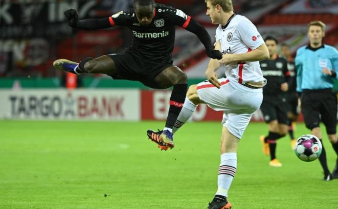 Moussa Diaby von Bayer Leverkusen (l) und Martin Hinteregger von Eintracht Frankfurt (r) kämpfen um den Ball. Foto: Ina Fassbender/AFP-Pool/dpa