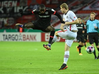 Moussa Diaby von Bayer Leverkusen (l) und Martin Hinteregger von Eintracht Frankfurt (r) kämpfen um den Ball. Foto: Ina Fassbender/AFP-Pool/dpa Moussa Diaby von Bayer Leverkusen (l) und Martin Hinteregger von Eintracht Frankfurt (r) kämpfen um den Ball. Foto: Ina Fassbender/AFP-Pool/dpa