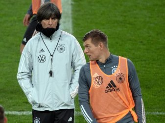 Bundestrainer Joachim Löw (r) und Toni Kroos (l) im Gespräch. Foto: Federico Gambarini/dpa