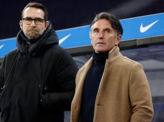 Stellt sich demonstrativ hinter Hertha-Coach Bruno Labbadia (r): Manager Michael Preetz. Foto: Odd Andersen/AFP-Pool/dpa