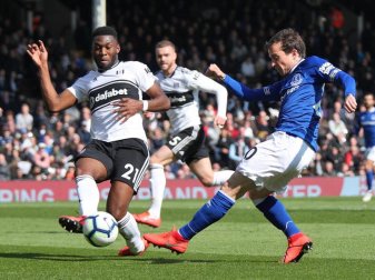 Timothy Fosu-Mensah (l) wechselt zu Bayer Leverkusen. Foto: Yui Mok/PA Wire/dpa Timothy Fosu-Mensah (l) wechselt zu Bayer Leverkusen. Foto: Yui Mok/PA Wire/dpa