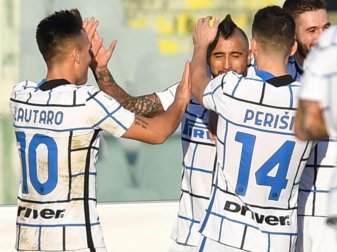 Inter Mailand um Arturo Vidal (M.) setzte sich gegen Florenz durch. Foto: Jennifer Lorenzini/LaPresse/AP/dpa Inter Mailand um Arturo Vidal (M.) setzte sich gegen Florenz durch. Foto: Jennifer Lorenzini/LaPresse/AP/dpa