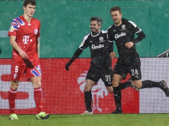 Der FC Bayern München um Benjamin Pavard (l) verlor bei Holstein Kiel. Foto: Christian Charisius/dpa