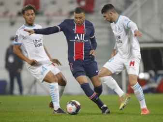 Kylian Mbappé (M.) setzt sich gegen zwei OM-Profis durch. Foto: Christophe Ena/AP/dpa Kylian Mbappé (M.) setzt sich gegen zwei OM-Profis durch. Foto: Christophe Ena/AP/dpa