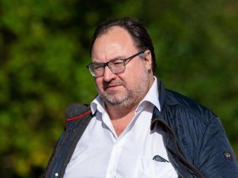 Präsident Michail Ponomarew vom Fußball-Drittligisten KFC Uerdingen hat seinen vorzeitigen Rücktritt erklärt. Foto: Guido Kirchner/dpa