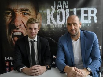 Regisseur Petr Vetrovsky (l) verfilmt das Leben von Jan Koller. Foto: Vít imánek/CTK/dpa