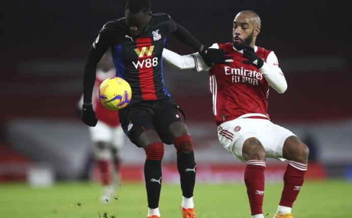 Arsenals Alexandre Lacazette (r) im Zweikampf mit Cheikhou Kouyate von Crystal Palace. Foto: Julian Finney/POOL GETTY/dpa
