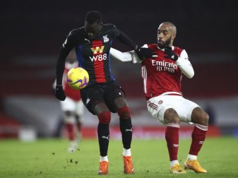 Arsenals Alexandre Lacazette (r) im Zweikampf mit Cheikhou Kouyate von Crystal Palace. Foto: Julian Finney/POOL GETTY/dpa Arsenals Alexandre Lacazette (r) im Zweikampf mit Cheikhou Kouyate von Crystal Palace. Foto: Julian Finney/POOL GETTY/dpa