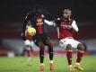 Arsenals Alexandre Lacazette (r) im Zweikampf mit Cheikhou Kouyate von Crystal Palace. Foto: Julian Finney/POOL GETTY/dpa