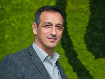 Ist genervt von der Debatte um die Frisuren der Fußballprofis zu Corona-Zeiten: Fürths Sportdirektor Rachid Azzouzi. Foto: Daniel Karmann/dpa Ist genervt von der Debatte um die Frisuren der Fußballprofis zu Corona-Zeiten: Fürths Sportdirektor Rachid Azzouzi. Foto: Daniel Karmann/dpa