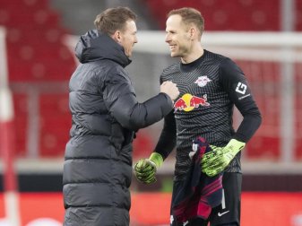Leipzigs Torwart Peter Gulacsi (r) im Gespräch mit seinem Trainer Julian Nagelsmann. Foto: Tom Weller/dpa Leipzigs Torwart Peter Gulacsi (r) im Gespräch mit seinem Trainer Julian Nagelsmann. Foto: Tom Weller/dpa