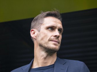 Dortmunds Leiter Lizenzbereich, Sebastian Kehl, steht vor einem Spiel am Spielfeldrand. Foto: Guido Kirchner/dpa/Archivbild