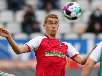 Freiburgs Nils Petersen nimmt einen Ball mit der Brust an. Foto: Tom Weller/dpa/Archivbild Freiburgs Nils Petersen nimmt einen Ball mit der Brust an. Foto: Tom Weller/dpa/Archivbild