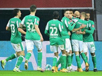 Bremen gewinnt dank später Tore gegen Augsburg Bremen gewinnt dank später Tore gegen Augsburg