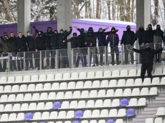 Zuschauer stehen beim Spiel des FC Erzgebirge Aue gegen Fortuna Düsseldorf auf der Tribüne. Foto: Robert Michael/dpa-Zentralbild/dpa Zuschauer stehen beim Spiel des FC Erzgebirge Aue gegen Fortuna Düsseldorf auf der Tribüne. Foto: Robert Michael/dpa-Zentralbild/dpa