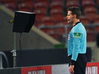 Schiedsrichter Felix Brych blickt beim Videobeweis auf den Kontrollmonitor. Foto: Marijan Murat/dpa Schiedsrichter Felix Brych blickt beim Videobeweis auf den Kontrollmonitor. Foto: Marijan Murat/dpa