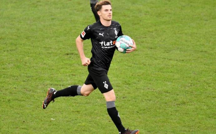 Borussia Mönchengladbachs Jonas Hofmann war nach der Elfmeter-Entscheidung sauer. Foto: Torsten Silz/dpa