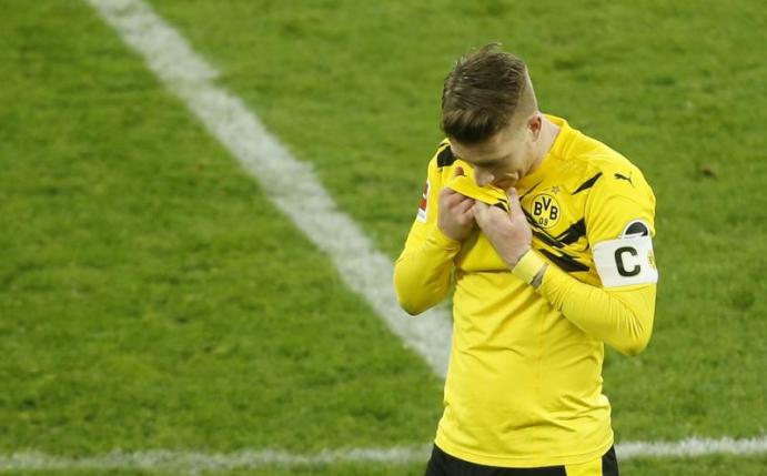 Hat erstmals in seiner Bundesliga-Karriere bei einem Elfmeter am Tor vorbeigeschossen: Marco Reus. Foto: Leon Kuegeler/Reuters Pool/dpa