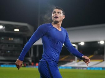 Verschenkte nach Abpfiff sein Trikot, was nach den neuen verschärften Corona-Regeln nicht erlaubt ist: Thiago Silva. Foto: John Walton/PA Wire/dpa