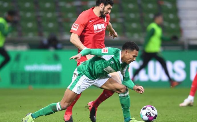 Spielte gegen den FC Augsburg groß auf: Felix Agu (r) von Werder Bremen kämpft gegen Daniel Caligiuri um den Ball. Foto: Carmen Jaspersen/dpa