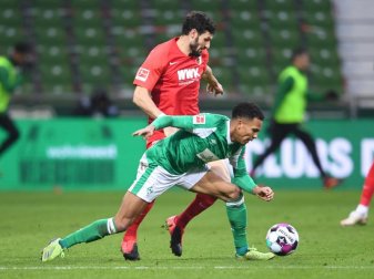 Spielte gegen den FC Augsburg groß auf: Felix Agu (r) von Werder Bremen kämpft gegen Daniel Caligiuri um den Ball. Foto: Carmen Jaspersen/dpa Spielte gegen den FC Augsburg groß auf: Felix Agu (r) von Werder Bremen kämpft gegen Daniel Caligiuri um den Ball. Foto: Carmen Jaspersen/dpa