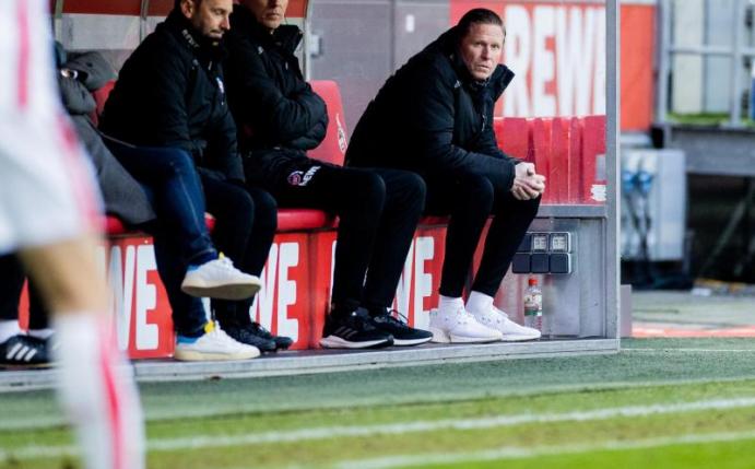 Steht beim 1. FC Köln unter Erfolgsdruck: Trainer Markus Gisdol (r). Foto: Rolf Vennenbernd/dpa
