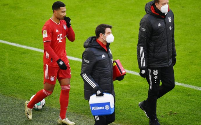 Gnabry (l.) wurde in der 28. Minute ausgewechselt