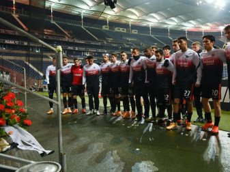 Frankfurts Spieler gedenken vor dem Spiel einem verstorbenen Eintracht-Fan. Foto: Arne Dedert/dpa
