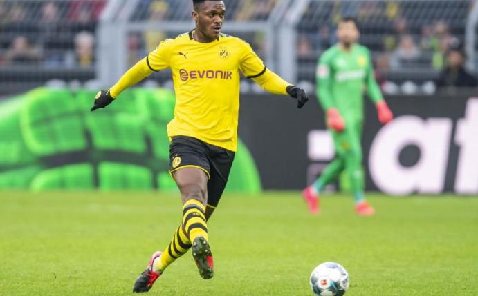 Dortmunds Dan-Axel Zagadou spielt einen Pass. Foto: David Inderlied/dpa/Archivbild