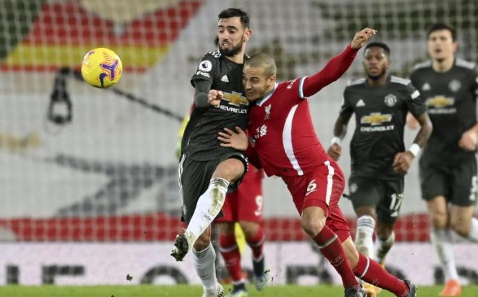Manchesters Bruno Fernandes (l) kämpft mit Liverpools Thiago (2.v.l) um den Ball. Foto: Michael Regan/Pool Getty/AP/dpa