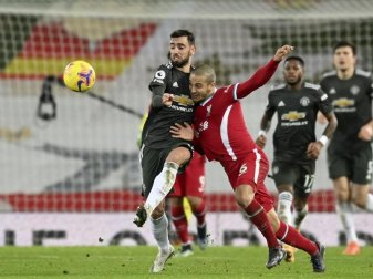 Manchesters Bruno Fernandes (l) kämpft mit Liverpools Thiago (2.v.l) um den Ball. Foto: Michael Regan/Pool Getty/AP/dpa Manchesters Bruno Fernandes (l) kämpft mit Liverpools Thiago (2.v.l) um den Ball. Foto: Michael Regan/Pool Getty/AP/dpa