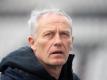 Freiburgs Trainer Christian Streich hat für den verletzt ausgewechselten Baptiste Santamaria leichte Entwarnung gegeben. Foto: Sebastian Gollnow/dpa