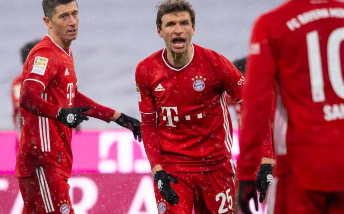 Robert Lewandowski, Thomas Müller und Leroy Sané (l-r) jubeln über das Bayern-Tor zur 2:1-Führung gegen den SC Freiburg. Foto: Sven Hoppe/dpa