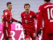 Robert Lewandowski, Thomas Müller und Leroy Sané (l-r) jubeln über das Bayern-Tor zur 2:1-Führung gegen den SC Freiburg. Foto: Sven Hoppe/dpa