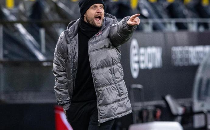 Der Mainzer Trainer Bo Svensson steht an der Seitenlinie und gibt Anweisungen an seine Spieler. Foto: Guido Kirchner/dpa-Pool/dpa/Archivbild